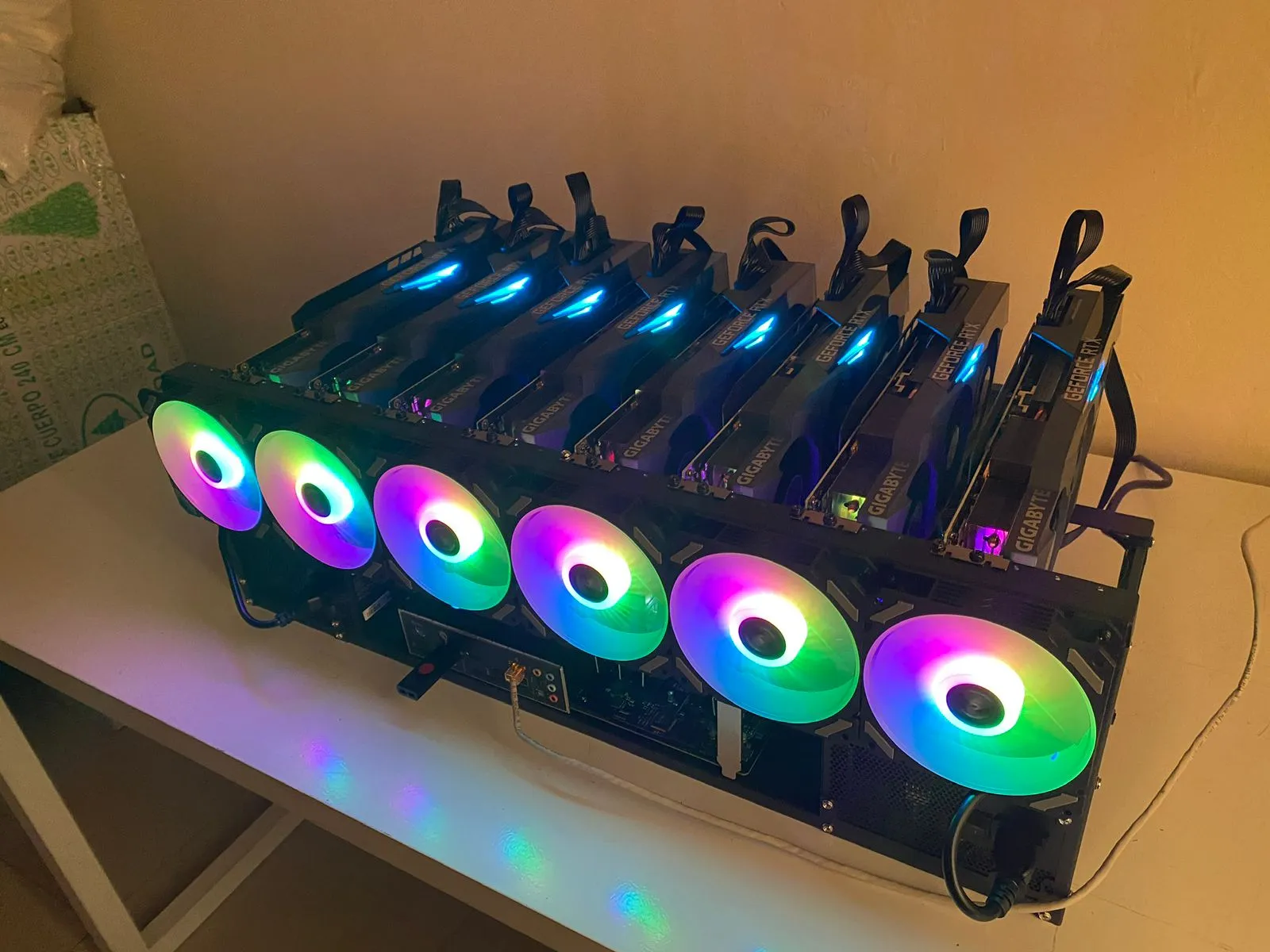 Antiguo rig de minería con tarjetas gráficas GPU